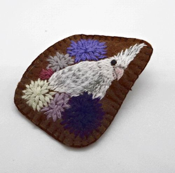 手刺繡ブローチ　オカメインコと花 3枚目の画像