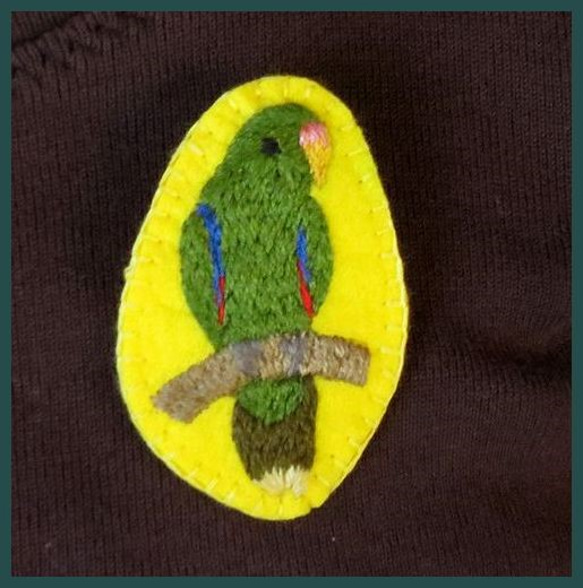 オオハナインコの刺繍ブローチ 4枚目の画像