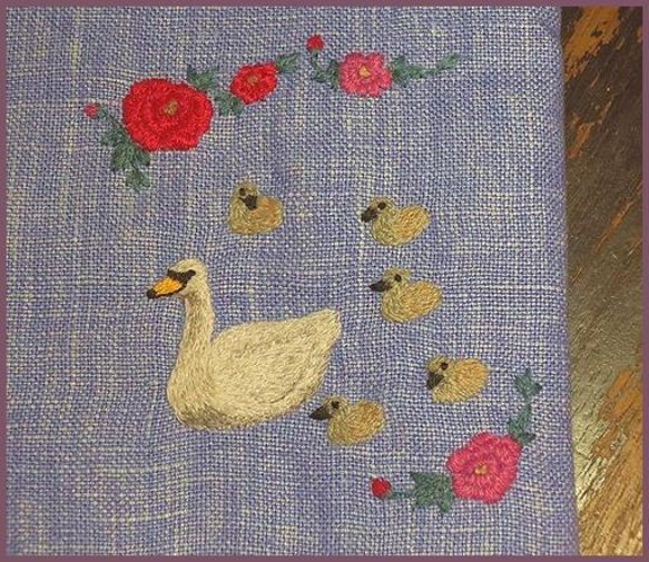 白鳥の親子の刺繍バッグ 5枚目の画像