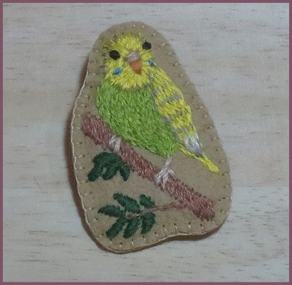 セキセイインコの刺繍ブローチ 2枚目の画像