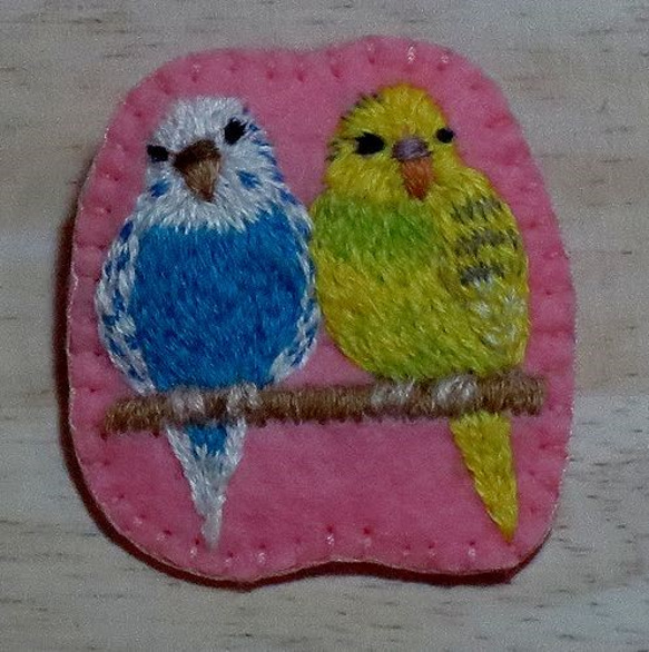 セキセイインコの刺繍ブローチ（ペア） 2枚目の画像