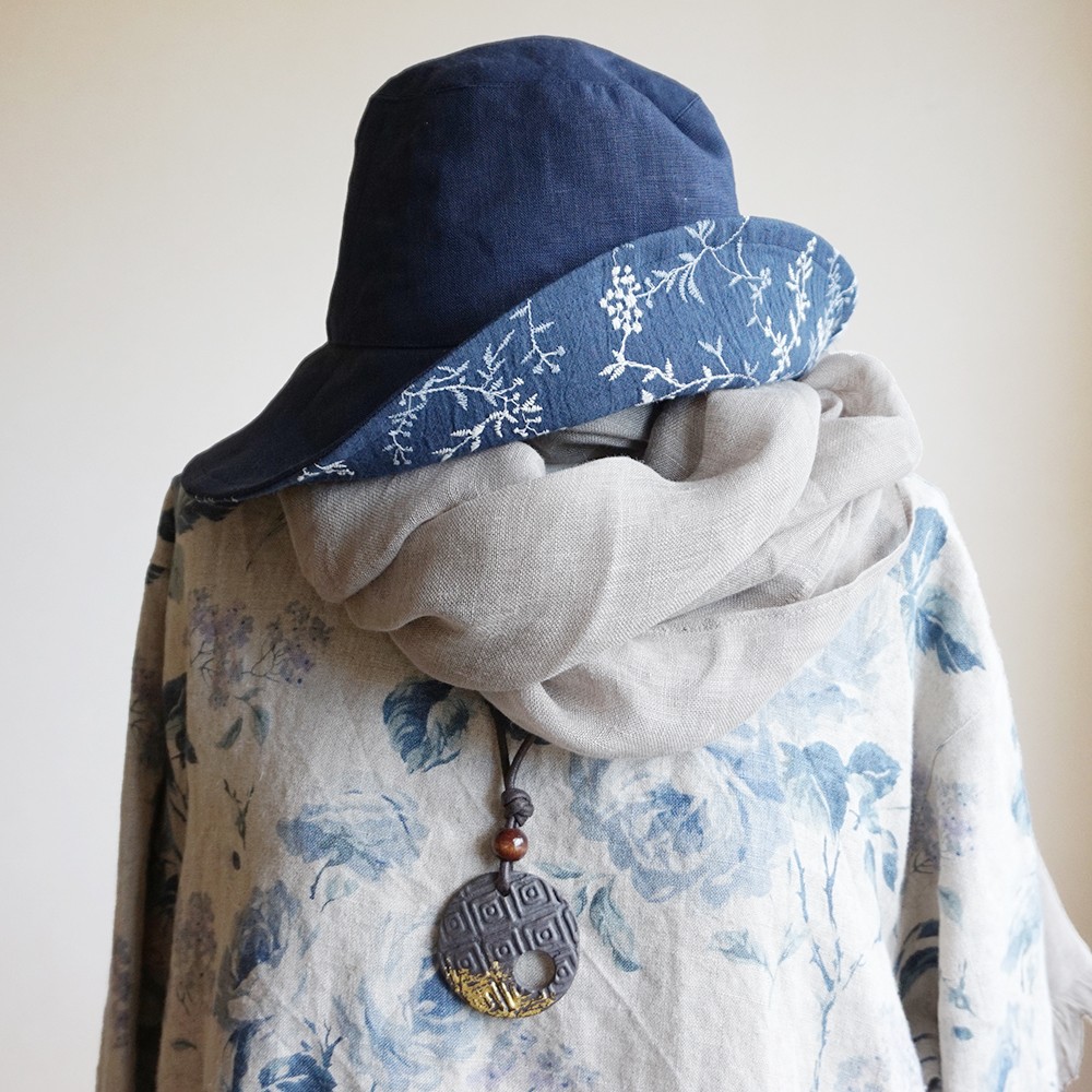 【雑誌掲載】【yuu受注制作】国産リネンのリバーシブルハット　ネイビー【無地＆花柄刺繍】