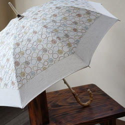 【受注製作】日傘　刺繍生地　竹製持ち手　木芯　サークル　生成り 1枚目の画像