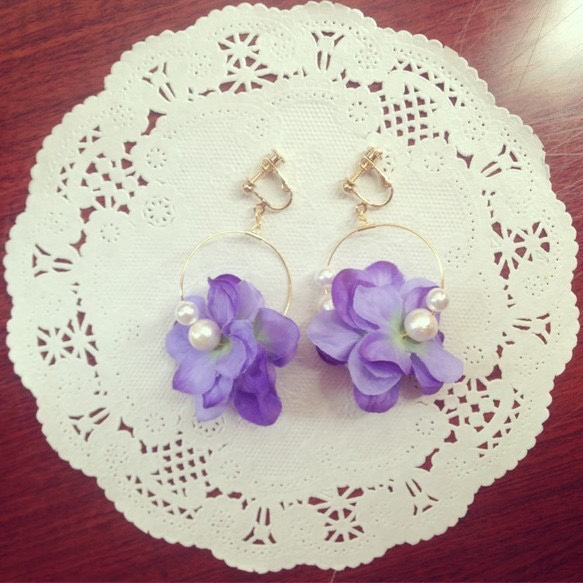 珍珠和繡球花環耳環藍色 第2張的照片