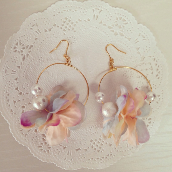 繡球花和珍珠圈耳環奶油米色 第2張的照片