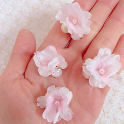 櫻花盛開，櫻花和珍珠珠寶耳環 第1張的照片