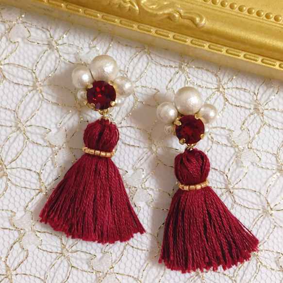 秋季珍珠和珠寶流蘇耳環紅色 第3張的照片