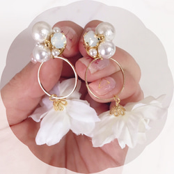 [新顏色！ ] Bijoux耳環白色飄飄的花瓣流蘇×珍珠 第4張的照片