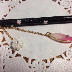 Hairpin [resin] of petals bleeding and white flowers 花びらの簪 3枚目の画像