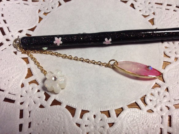 Hairpin [resin] of petals bleeding and white flowers 花びらの簪 3枚目の画像