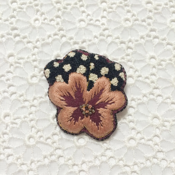 パンジーの刺繍ブローチ（ドット） 1枚目の画像