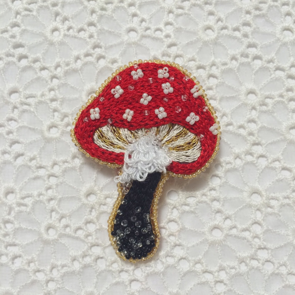 こり198.キラキラきのこ ビーズ 刺繍ブローチ ハンドメイドアクセサリ 51a13440563031c0fc0ca5b6f6652c