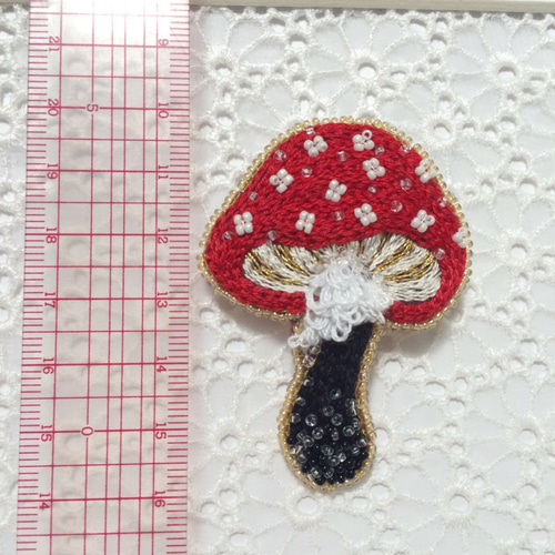 こり198.キラキラきのこ ビーズ 刺繍ブローチ ハンドメイドアクセサリ 51a13440563031c0fc0ca5b6f6652c