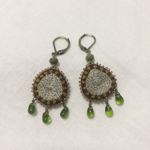 「刺繍ジュエリーのドロップピアス」 1枚目の画像