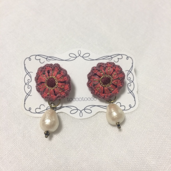 「刺繍とコットンパールのスタッドピアス」【SALE】 1枚目の画像