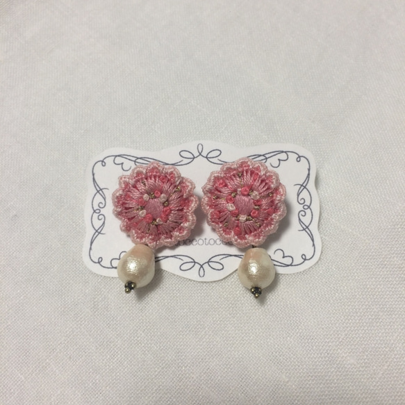 「刺繍とコットンパールのスタッドピアス」【SALE】 1枚目の画像