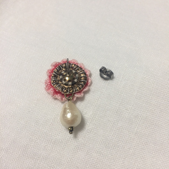 「刺繍とコットンパールのスタッドピアス」【SALE】 2枚目の画像