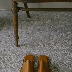 [皮革缺貨中] YWC 室內舒適牛皮拖鞋_全包款_焦糖色 第5張的照片