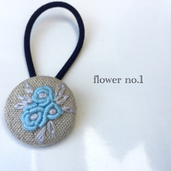 くるみボタン お花の刺繍 ベージュ ヘアゴム 1枚目の画像