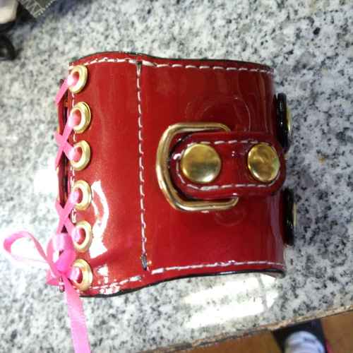 エナメルコルセットバングルレッド バングル・リストバンド