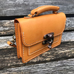 キーケースとしても使えるエルメスカラーの本革トライアングルコイン