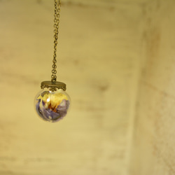 ドライフラワーグラスプラネットネックレス。カラーボールジェックボールネックレス - 花弁スタイル 4枚目の画像