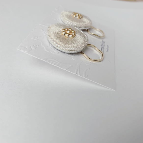 marui-hana 刺繍とビーズのイヤリング〈アイボリー〉 4枚目の画像