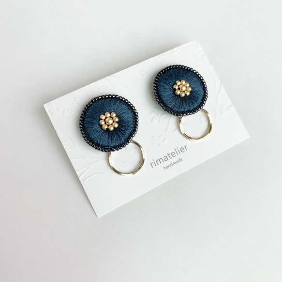 marui-hana 刺繍とビーズのイヤリング〈ネイビー〉 2枚目の画像