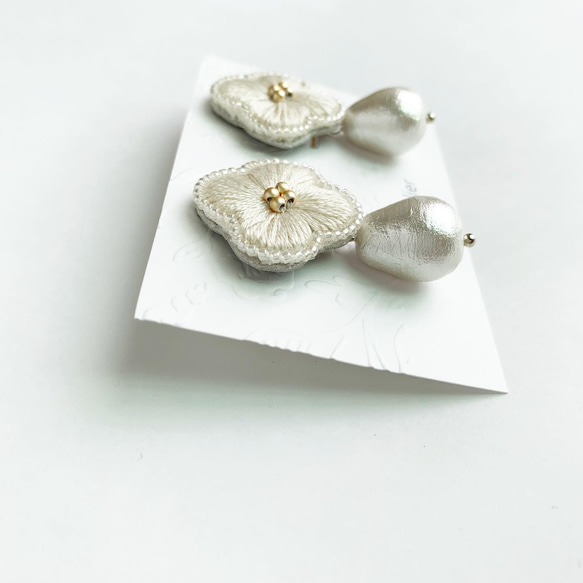 hana-shizuku 刺繍とビーズのイヤリング〈アイボリー〉 3枚目の画像
