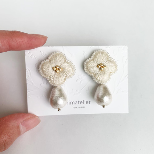 hana-shizuku 刺繍とビーズのイヤリング〈アイボリー〉 イヤリング