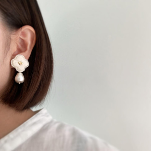 hana-shizuku 刺繍とビーズのイヤリング〈アイボリー〉 イヤリング