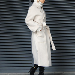 クリームベージュのダブルフェイスのカシミヤ混ウールのコート