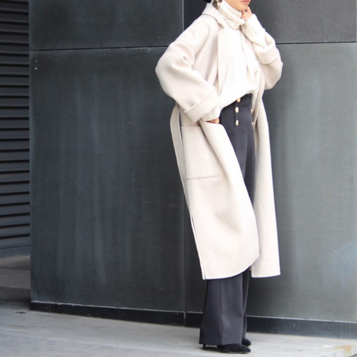 クリームベージュのダブルフェイスのカシミヤ混ウールのコート