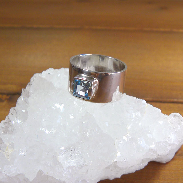 青空を切り取ったブルートパーズのリング