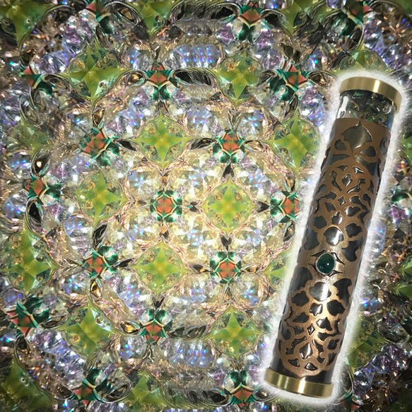 エメラルドを配した優美なオイル 万華鏡『宝相華』 1枚目の画像
