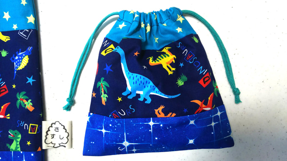 ☆入園入学グッズ☆ 男の子大好き‼️恐竜柄・ネイビーのレッスンバッグ＆コップ袋セット 4枚目の画像