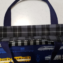 ☆入園入学☆男の子大好き！電車柄・ネイビーのレッスンバッグ&コップ袋セット 2枚目の画像