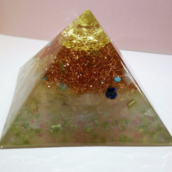オルゴナイト・ピラミッド型・ローズクォーツ・ターコイズ・ペリドット・マダガスカル産水晶ポイント 2枚目の画像