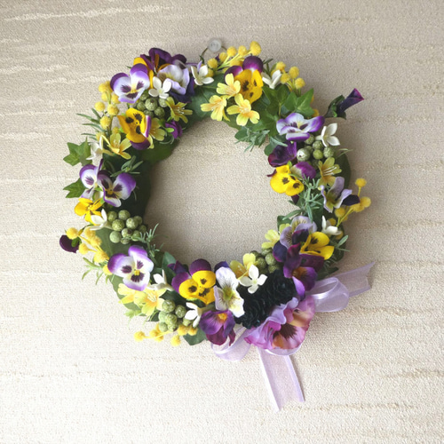 ビオラとパンジーの花束風リース すみれ色のリボンで リース