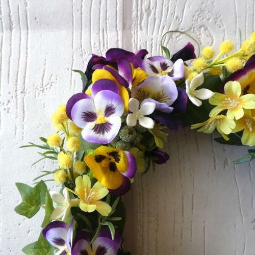 ビオラとパンジーの花束風リース すみれ色のリボンで リース