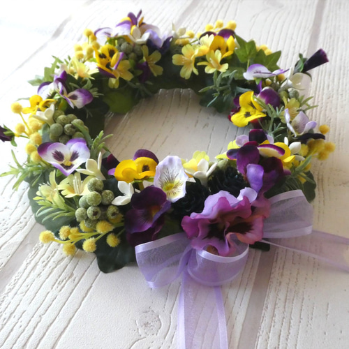 ビオラとパンジーの花束風リース すみれ色のリボンで リース