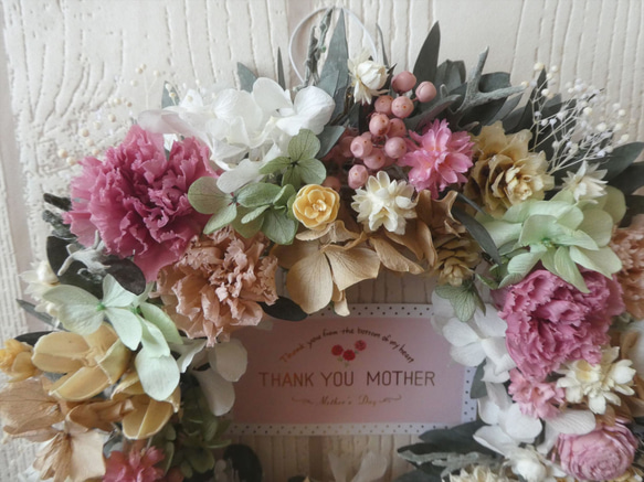 母の日　カーネーションとお花のリース　（２２ｃｍ）　母の日カードを添えて 4枚目の画像