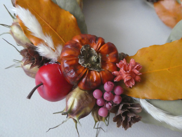 秋色　りんごと木の実のリース 2枚目の画像