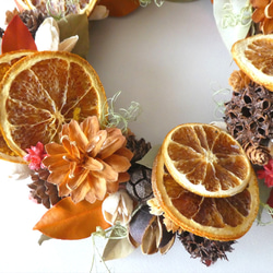 実りの秋　オレンジと木の実のリース 2枚目の画像