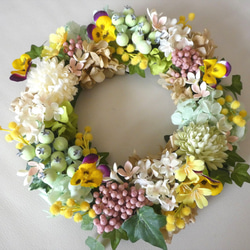 ビオラとパンジーの花束風リース すみれ色のリボンで リース