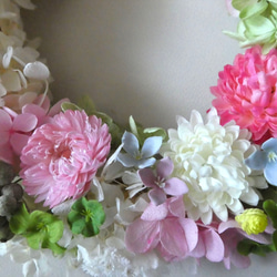 フラワーピンクのお花の華やかリース　春　四つ葉のクローバーを添えて　お祝い　ウェディング 2枚目の画像