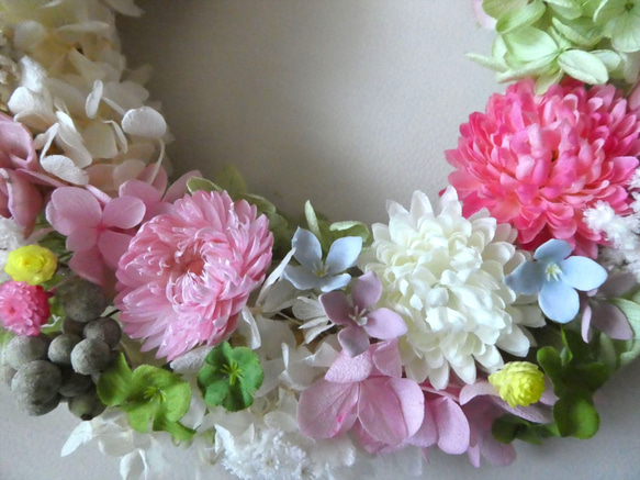 フラワーピンクのお花の華やかリース　春　四つ葉のクローバーを添えて　お祝い　ウェディング 2枚目の画像