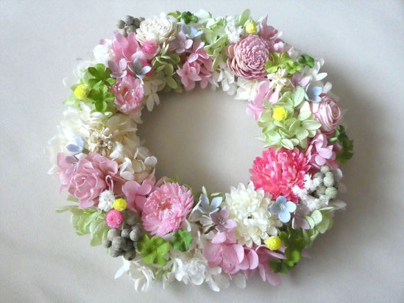フラワーピンクのお花の華やかリース　春　四つ葉のクローバーを添えて　お祝い　ウェディング 4枚目の画像
