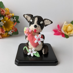 チワワ 黒チワワ ブラックホワイト 犬置物 キラキラお花とハート