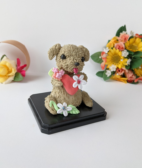 セール トイプードル 犬置物 キラキラお花とハートの犬人形　幸せ祈願インテリア 3枚目の画像